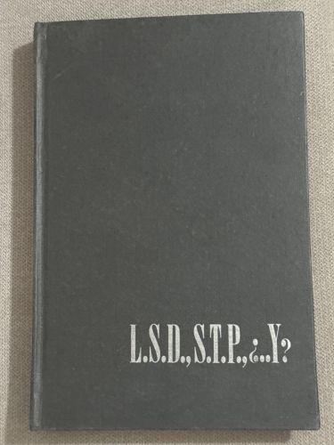 Portada del libro de L.S.D., S.T.P., ¿.Y? En el umbral de un nuevo Universo