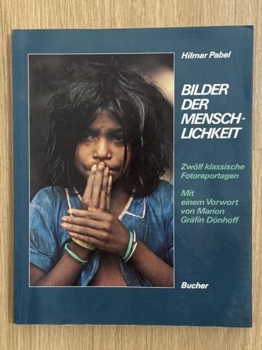 Portada del libro de Bilder der Menschlichkeit : 12 klass. Fotoreportagen. Mit e. Vorw. von Marion Gräfin Dönhoff