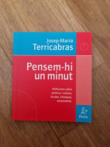 Portada del libro de Pensem-hi un minut. Reflexions sobre política i cultural, lúcides, iròniques, sorprenents