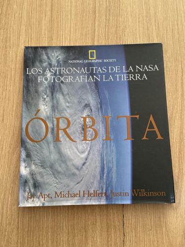 Portada del libro de Orbita. Los astronautas de la Nasa fotografían la tierra.