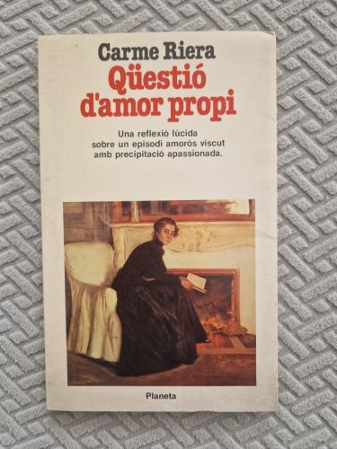 Portada del libro de Qüestió d'amor propi. Una reflexió lúcida sobre un episodi amorós viscut amb precipitació apassionada.