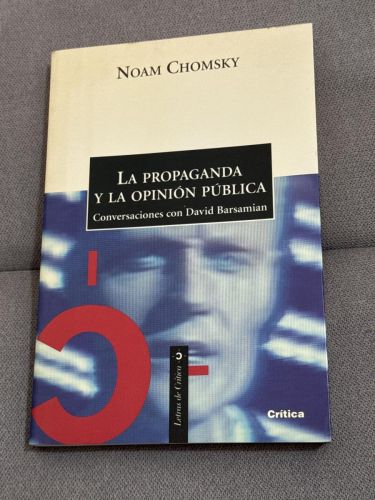 Portada del libro de Propaganda y opinión pública. Entrevistas con David Barsamian