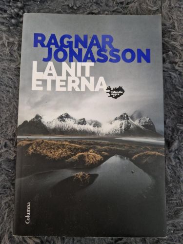 Portada del libro de La nit eterna: (Sèrie Islàndia Negra 4)