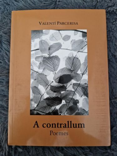 Portada del libro de A contrallum. Poemes.