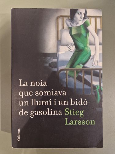 Portada del libro de La noia que somiava un llumí i un bidó de gasolina (Sèrie Millennium 2)
