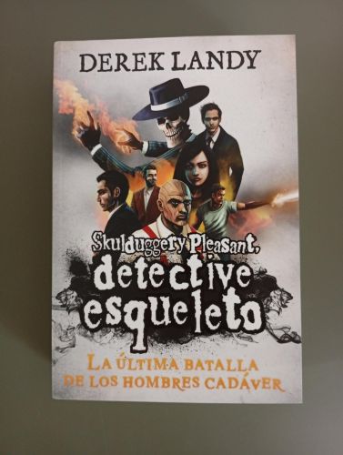 Portada del libro de Detective esqueleto: La última batalla de los hombres cadáver