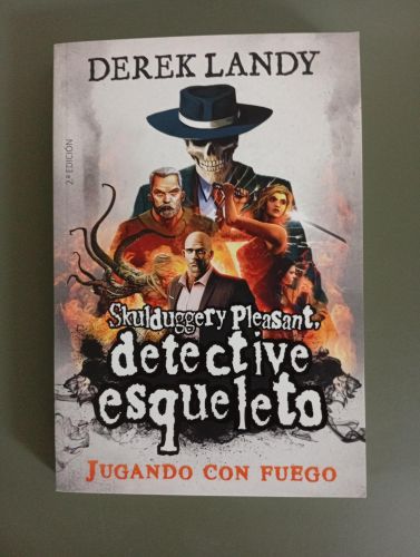 Portada del libro de Detective Esqueleto: Jugando con fuego