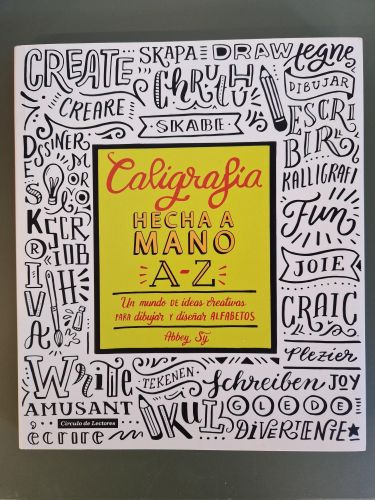 Portada del libro de Caligrafía hecha a mano A-Z: Un mundo de ideas creativas para dibujar y diseñar alfabetos