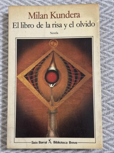 Portada del libro de El libro de la risa y el olvido