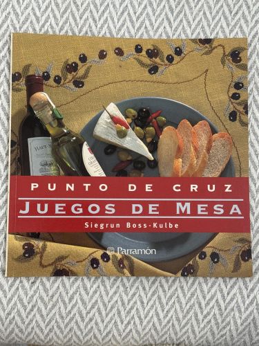 Portada del libro de Juegos de mesa. Punto de cruz