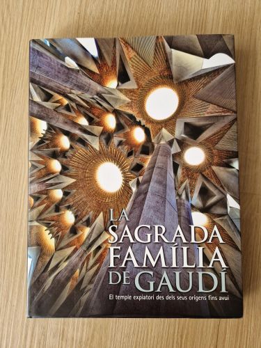 Portada del libro de La Sagrada Familia de Gaudí. El temple expiatori des dels seus orígens fins avui