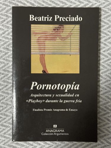 Portada del libro de Pornotopía. Arquitectura y sexualidad en playboy durante la guerra fría