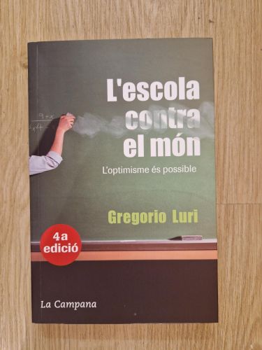 Portada del libro de L'escola contra el món. L'optimisme és possible