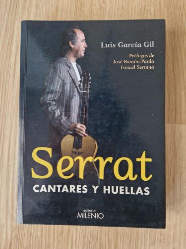 Portada del libro de Serrat, cantares y huellas