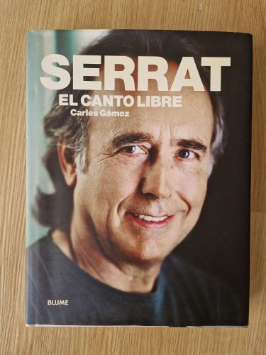 Portada del libro de Serrat. El canto libre