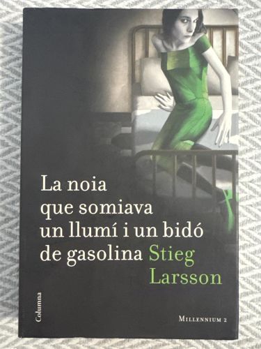 Portada del libro de La noia que somiava un llumí i un bidó de gasolina (Millennium 2)