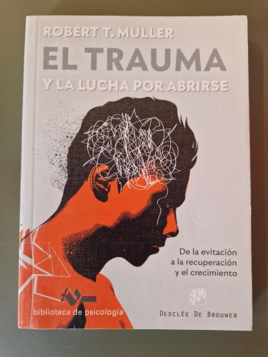Portada del libro de El trauma y la lucha por abrirse. De la evitación a la recuperación y el crecimiento