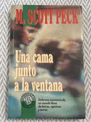Una cama junto a la ventana