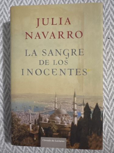 Portada del libro de La sangre de los inocentes (Dedicatoria y firma de la autora)
