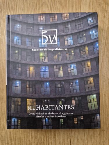 Portada del libro de Habitantes. Cómo vivimos en ciudades, ríos, guerras, cárceles e incluso bajo tierra. Crónicas de larga...