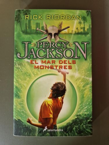 Portada del libro de El mar dels monstres (Percy Jackson i els déus de l'Olimp 2)