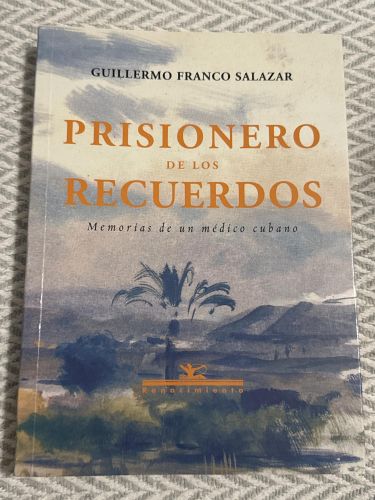 Portada del libro de Prisionero de los recuerdos. Memorias de un médico cubano