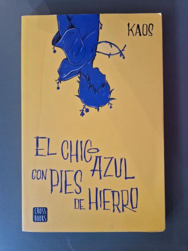El chico azul con pies de hierro